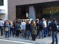 Vecinos se concentran ante la sede Territorio para "defender las instituciones"