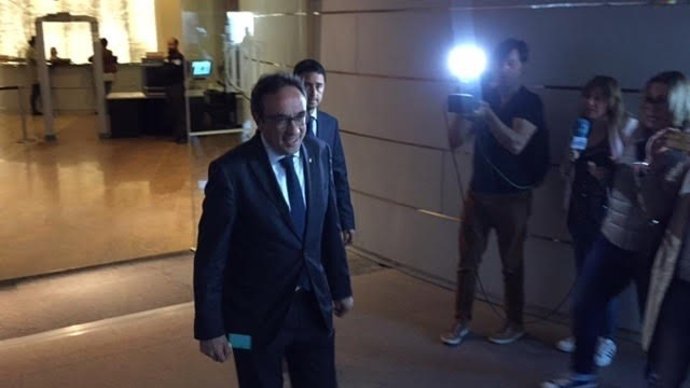 El conseller de Territori, J.Rull, en sortir de la Conselleria.