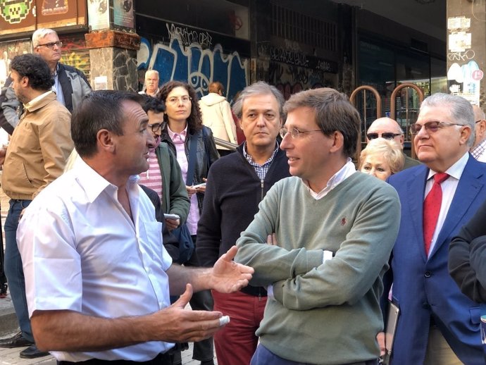 Martínez-Almeida junto al presidente de los comerciantes de Quintana