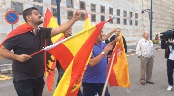 Manifestantes increpando a asistentes al acto de Pablo Iglesias en Santander