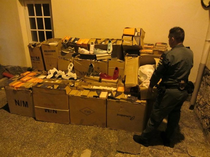 Calzado falsificado intervenido en Vilanova de Arousa