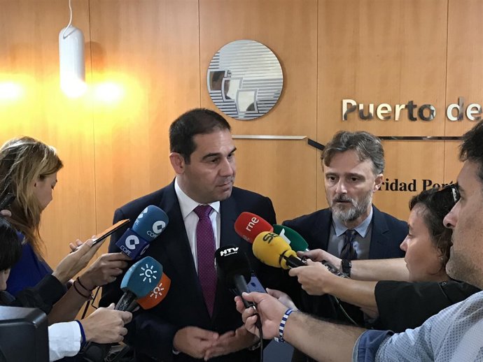 El presidente del Puerto de Huelva, José Luis Ramos, y José Fiscal. 