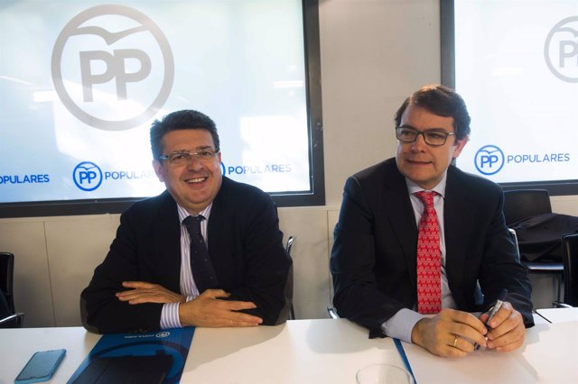 Fernández Mañueco (derecha) en el Comité Nacional del PP