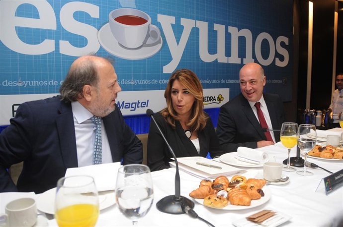 Antonio Ruiz (dcha.) junto a Susana Díaz y el director de 'Diario Córdoba'