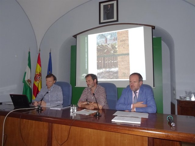 Algar (dcha.) durante la presentación