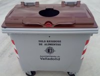 El Ayuntamiento de Valladolid instala contenedores de 'boca pequeña' para forzar la separación de residuos orgánicos 