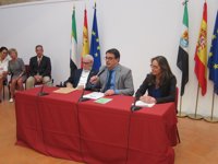 La Consejería de Sanidad y la Fundación Luzón firman un convenio para atender al centenar de enfermos extremeños de ELA