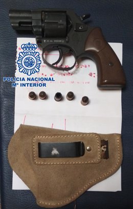 La pistola detonadora y los cinco cartuchos incautados por la Policía