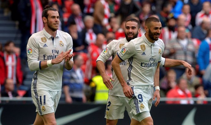 Gareth Bale, Dani Carvajal y Karim Benzema celebra un gol con el Real Madrid