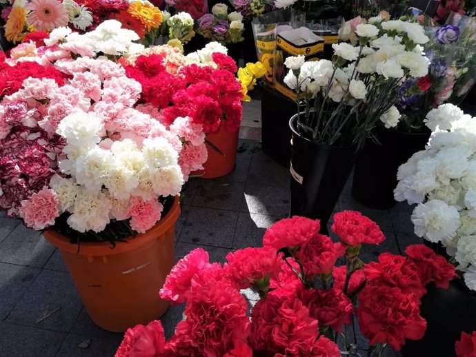 Ramos de flores a la venta por Todos los Santos