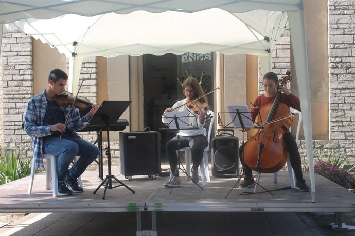 Músics en el cementiri de Cervera (Lleida)