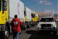 Un convoy con ayuda para 40.000 personas llega a localidades asediadas cerca de Damasco