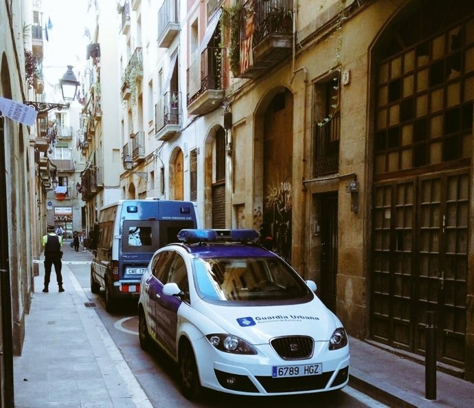 Operació contra dos 'narcopisos' al Raval