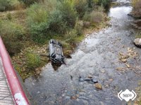 Dos heridos en un accidente de tráfico tras caer por el puente de La Chalana al río Nalón, en Laviana