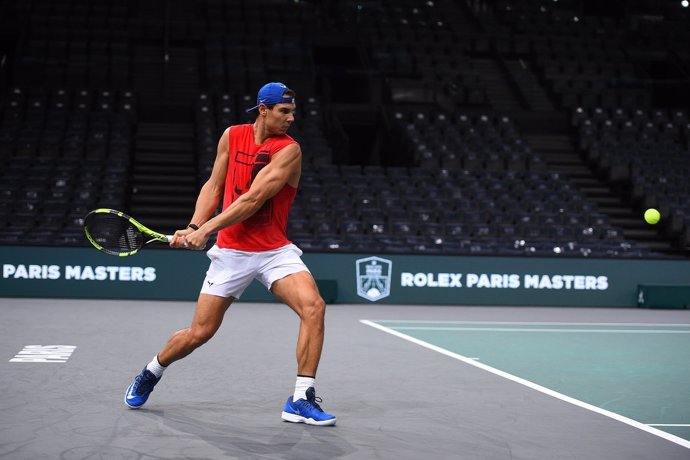 Nadal entrena en una pista de París-Bercy