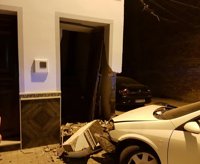 Un niño de 14 años estrella el coche de su padre contra una casa de El Viso (Sevilla)