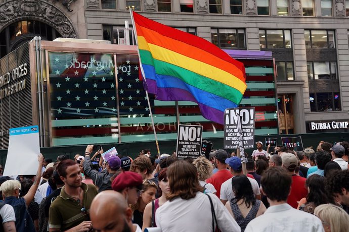 Manifestación contra el veto a las personas transgénero en el Ejército de EEUU