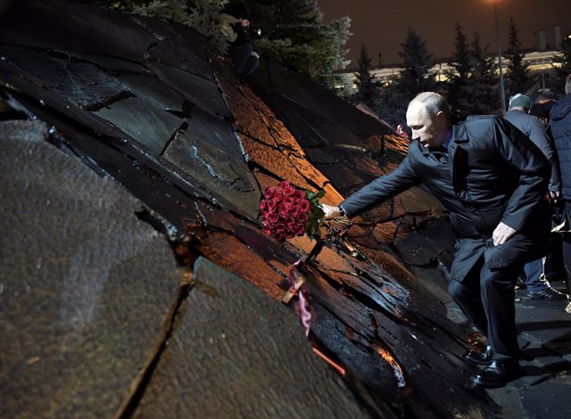 Vladimir Putin inaugura un memorial a las víctimas de las purgas stalinistas