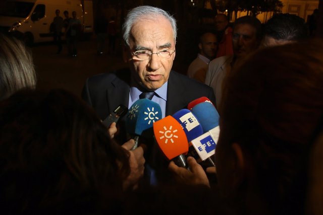Alfonso Guerra atiende a los medios en Sevilla