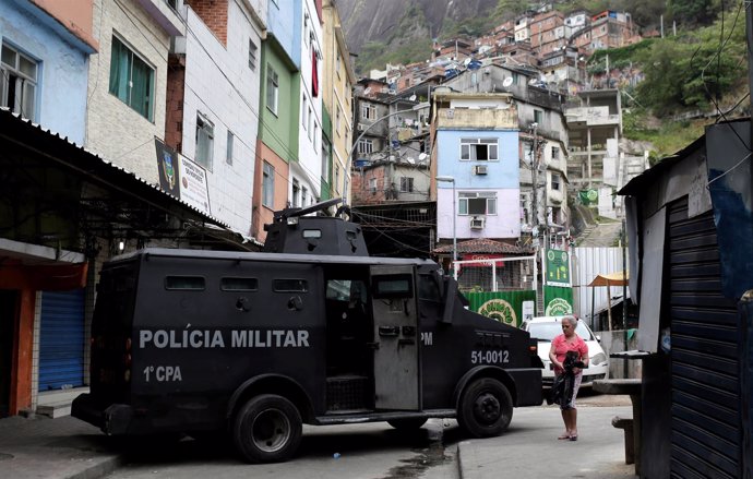 Un furgón de la Policía en una favela de Río de Janeiro