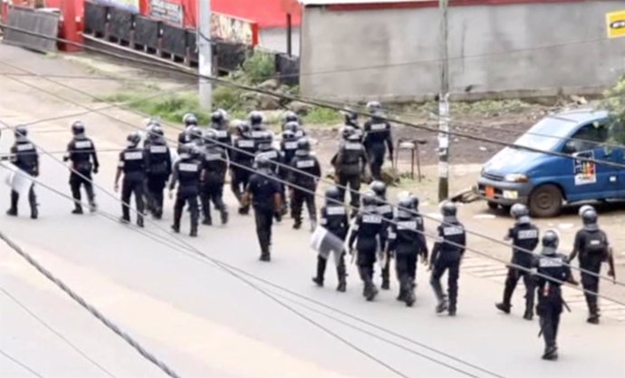 Policía camerunesa en la zona angloparlante de Camerún