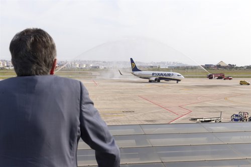 9:00Aeropuerto Seve Ballesterosel Presidente De Cantabria, Miguel Ángel Revilla,