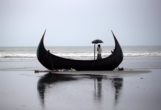 Naufragio de un bote cargado de rohingyas cerca de Cox Bazar