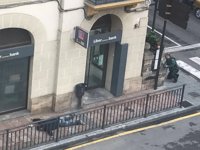 Un guardia civil herido en un atraco con rehenes en Asturias: un atracador es detenido y el otro sigue dentro del banco
