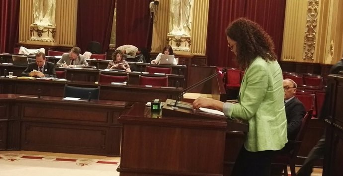 La consellera de Hacienda, Catalina Cladera, en el pleno del Parlament