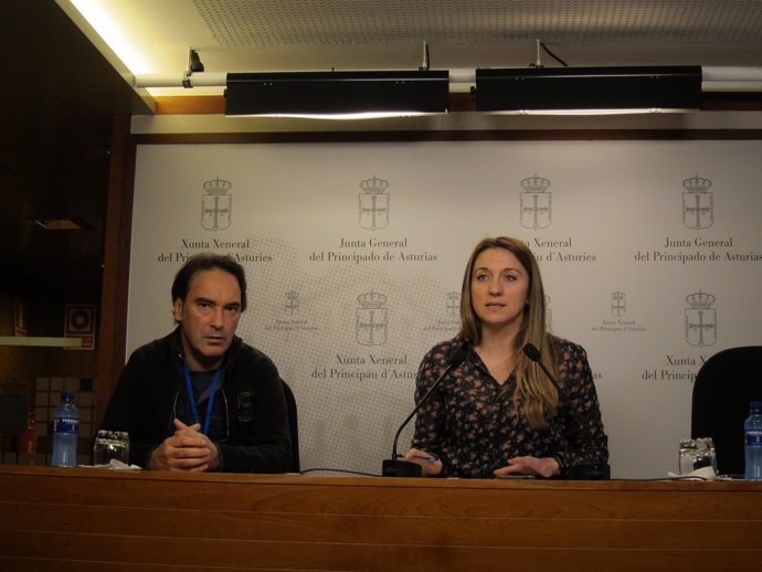 La diputada de Podemos Lucía Montejo y Javier Tapia, de Maestros Capacitados