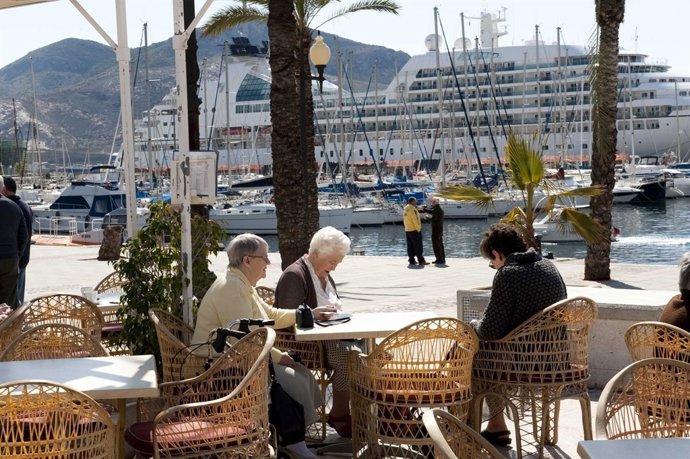Turistes Prenen La Ciutat De Cartagena