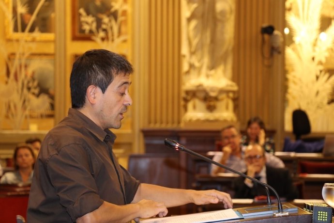 Nel Martí en el pleno del Parlament