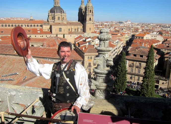     Salamanca: El Mariquelo En Lo Alto De La Catedral                           