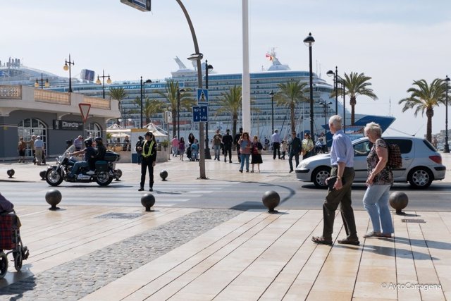 Crucero y turistas en Cartagena