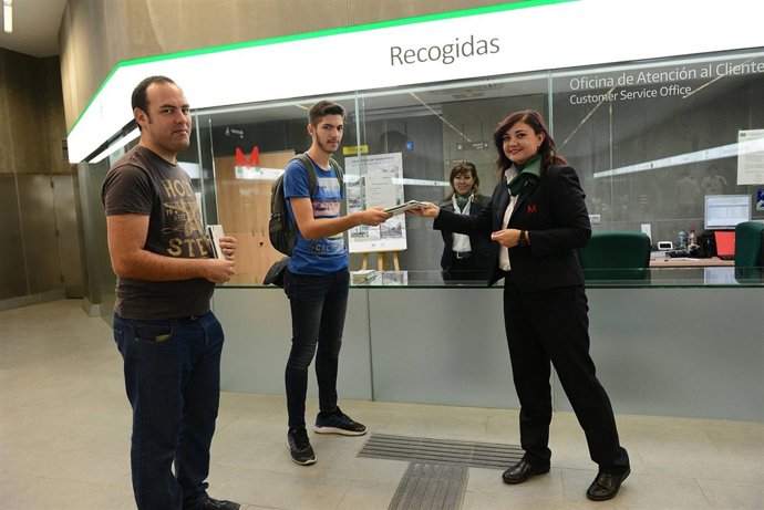 Usuarios y operarios del metro