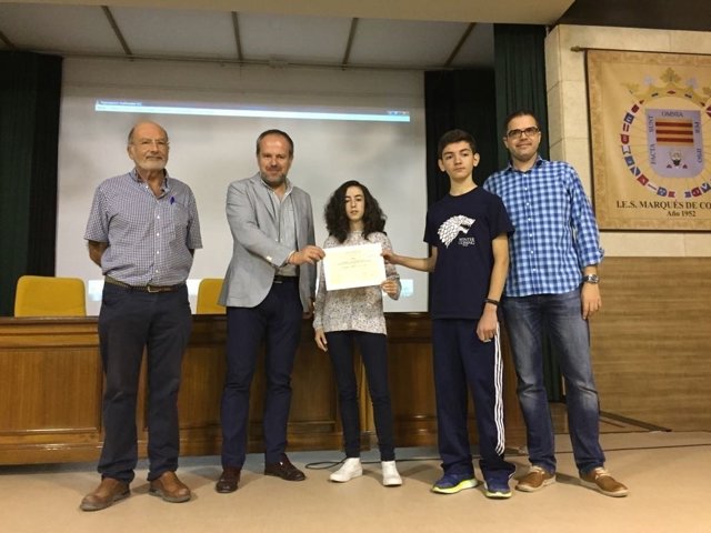 Algar (segundo por la izda.) entrega el premio