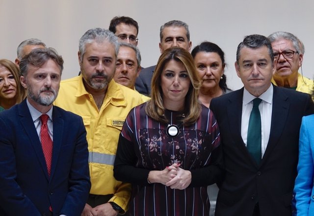 Susana Díaz, junto a José Fiscal y Antonio Sanz, posa con miembros del Infoca