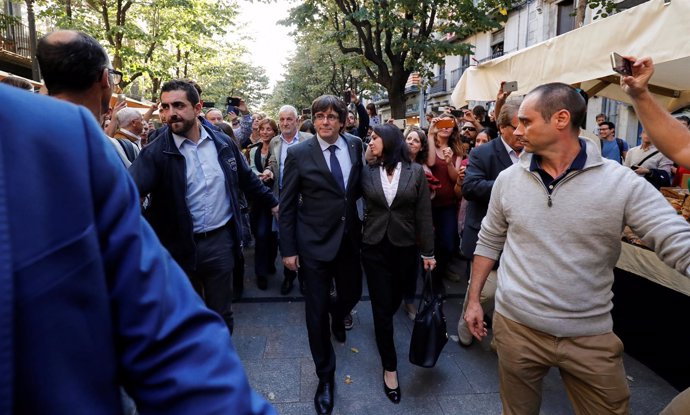 Puigdemont y su esposa pasean por Girona entre vítores y aplausos