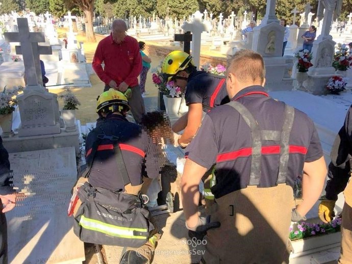Los bomberos rescatan a una mujer en el cementerio