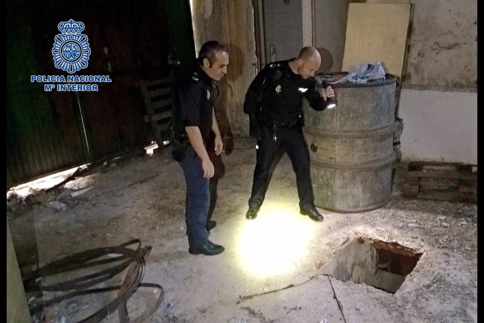 Boquete de un pozo donde cayó un hombre en una bodega abandonada en Jerez