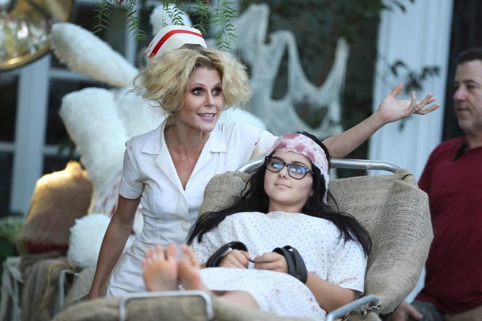 MODERN FAMILY, (from left): Julie Bowen, Ariel Winter, 'Halloween 3: AwesomeLand
