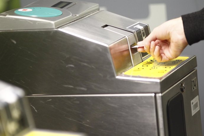 Estación de Metro de Madrid, máquina, máquinas, billete, billetes, viajero