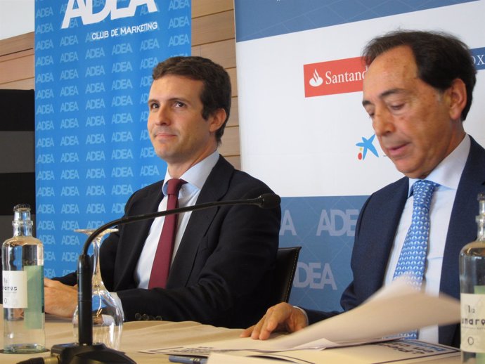 Pablo Casado (PP), junto a Salvador Arenere hoy en el Foro ADEA en Zaragoza