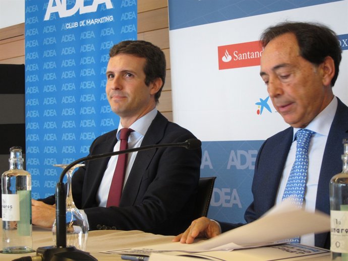Pablo Casado (PP), al costat de Salvador Arenere avui al Fòrum ADEA a Saragossa