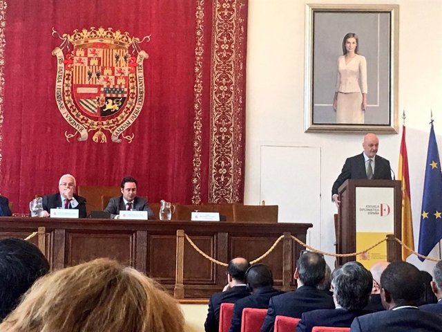 Exteriores explica a embajadores el 155