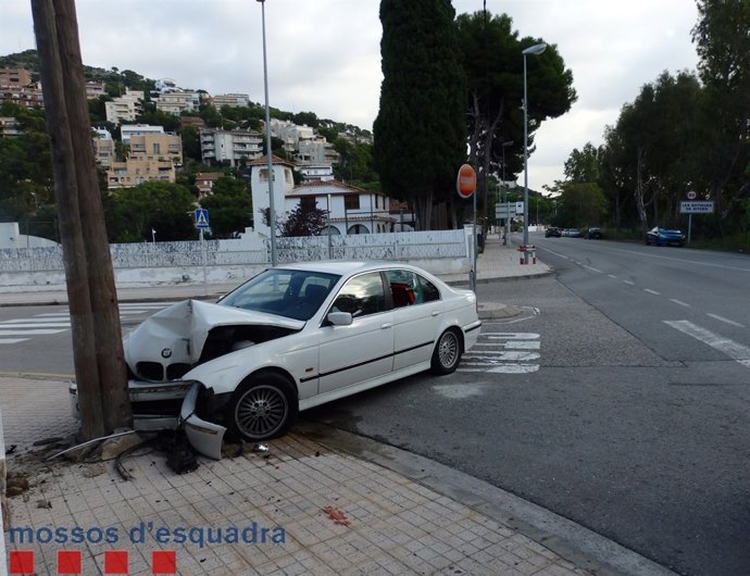 Un conductor ebrifuig de Mossos i pateix un accident