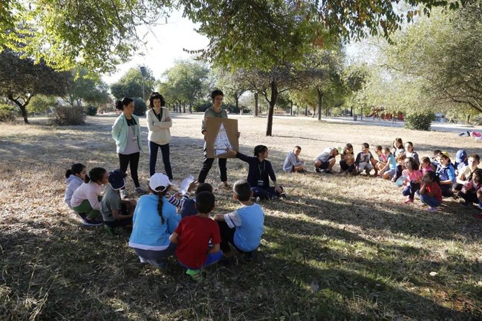 Escolares en el parque periurbano de Porzuna.