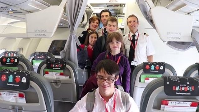 Niños de la fundación Down Madrid vuelan con Iberia Express