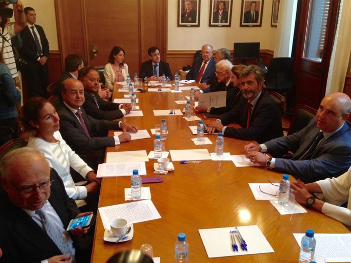 El president del TS C.Lesmes i el del TSJC J.M.Barrientos amb el ple del TSJC