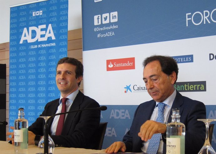 Pablo Casado, junto a Salvador Arenere, hoy en el Foro ADEA en Zaragoza